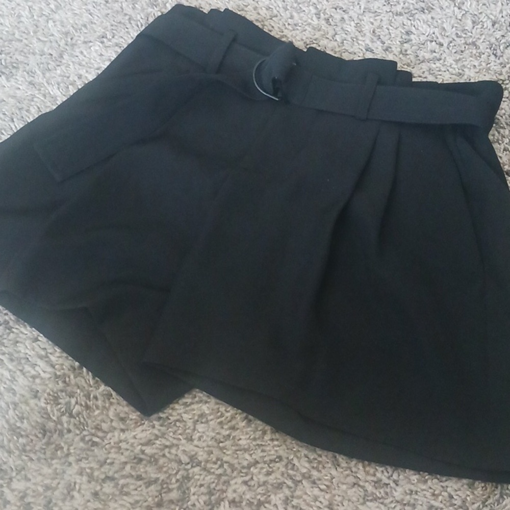 Vince High-Rise Belted Shorts - Picture 5 of 10